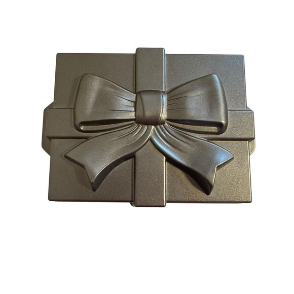WILTON All Occasion Gift Box Present Birthday Celebration Holiday Cake Pan 7 Cup - Picture 1 of 6